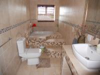 Main Bathroom - 7 square meters of property in Park Rynie