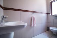 Bathroom 1 of property in Silver Lakes Golf Estate