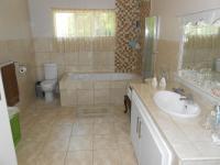 Main Bathroom - 17 square meters of property in Sundra