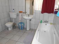 Main Bathroom - 33 square meters of property in Bonaero Park