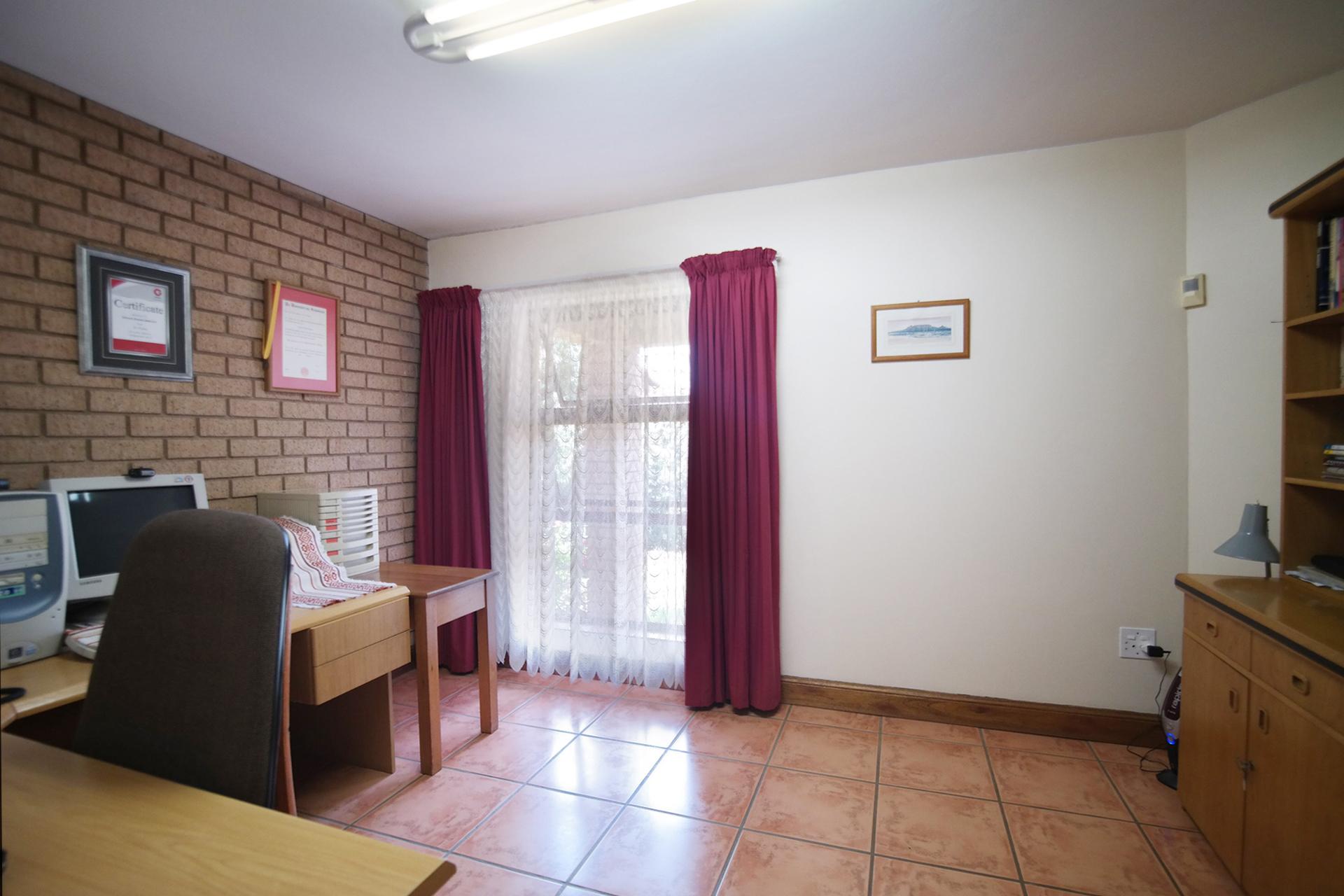 Study - 12 square meters of property in Woodhill Golf Estate