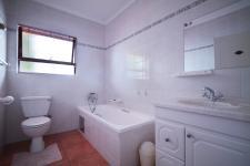 Bathroom 2 - 10 square meters of property in Woodhill Golf Estate