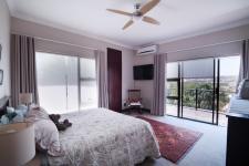 Main Bedroom - 40 square meters of property in Woodhill Golf Estate