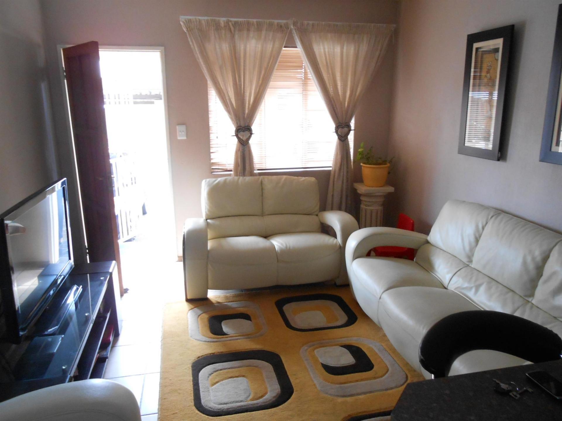 Lounges - 12 square meters of property in Elspark