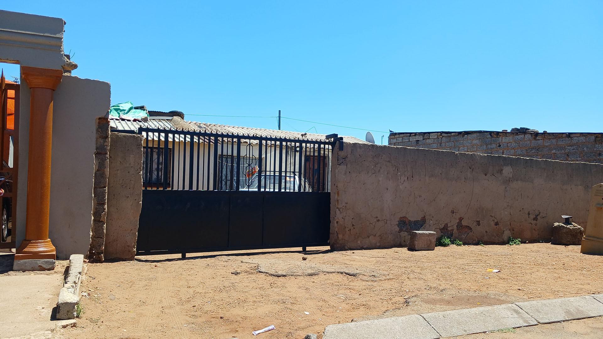 Front View of property in Vosloorus