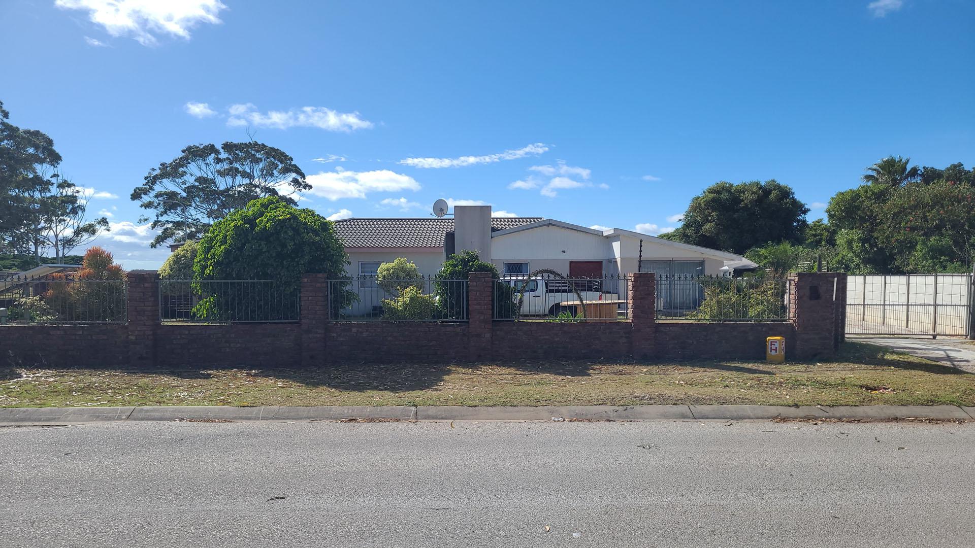 Front View of property in Lorraine
