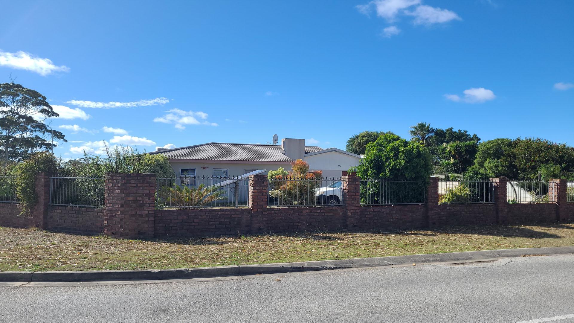 Front View of property in Lorraine
