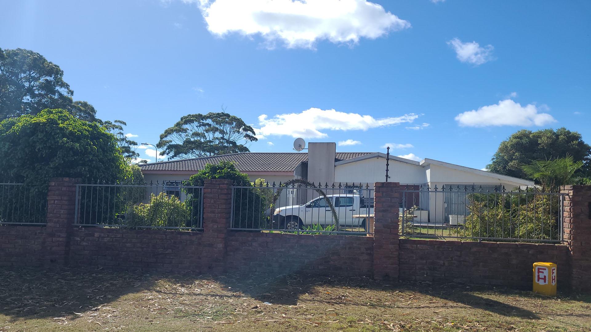 Front View of property in Lorraine
