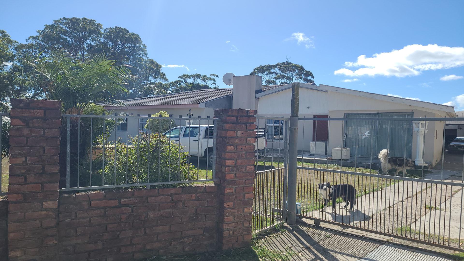 Front View of property in Lorraine