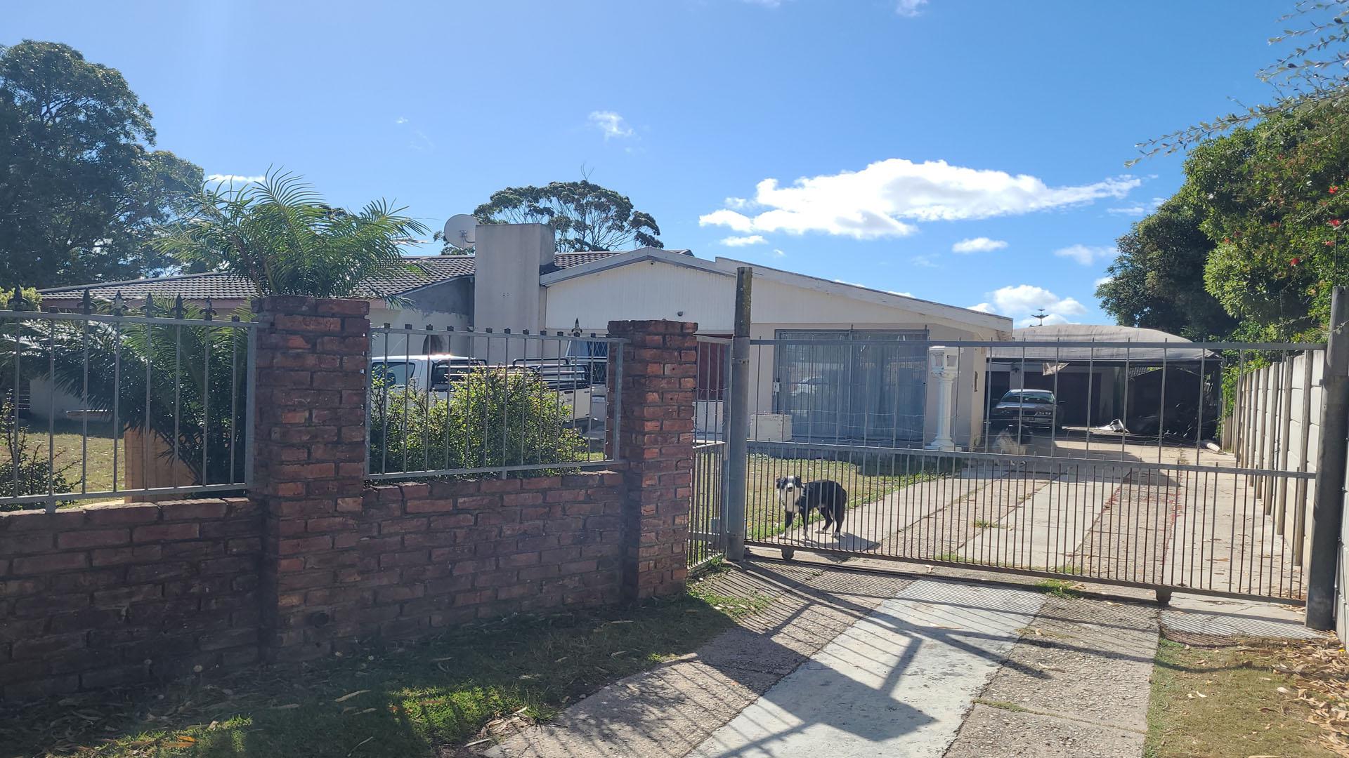 Front View of property in Lorraine