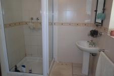 Bathroom 1 - 6 square meters of property in Moorreesburg