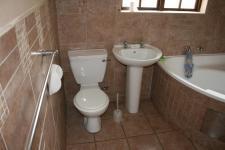 Main Bathroom - 8 square meters of property in Akasia