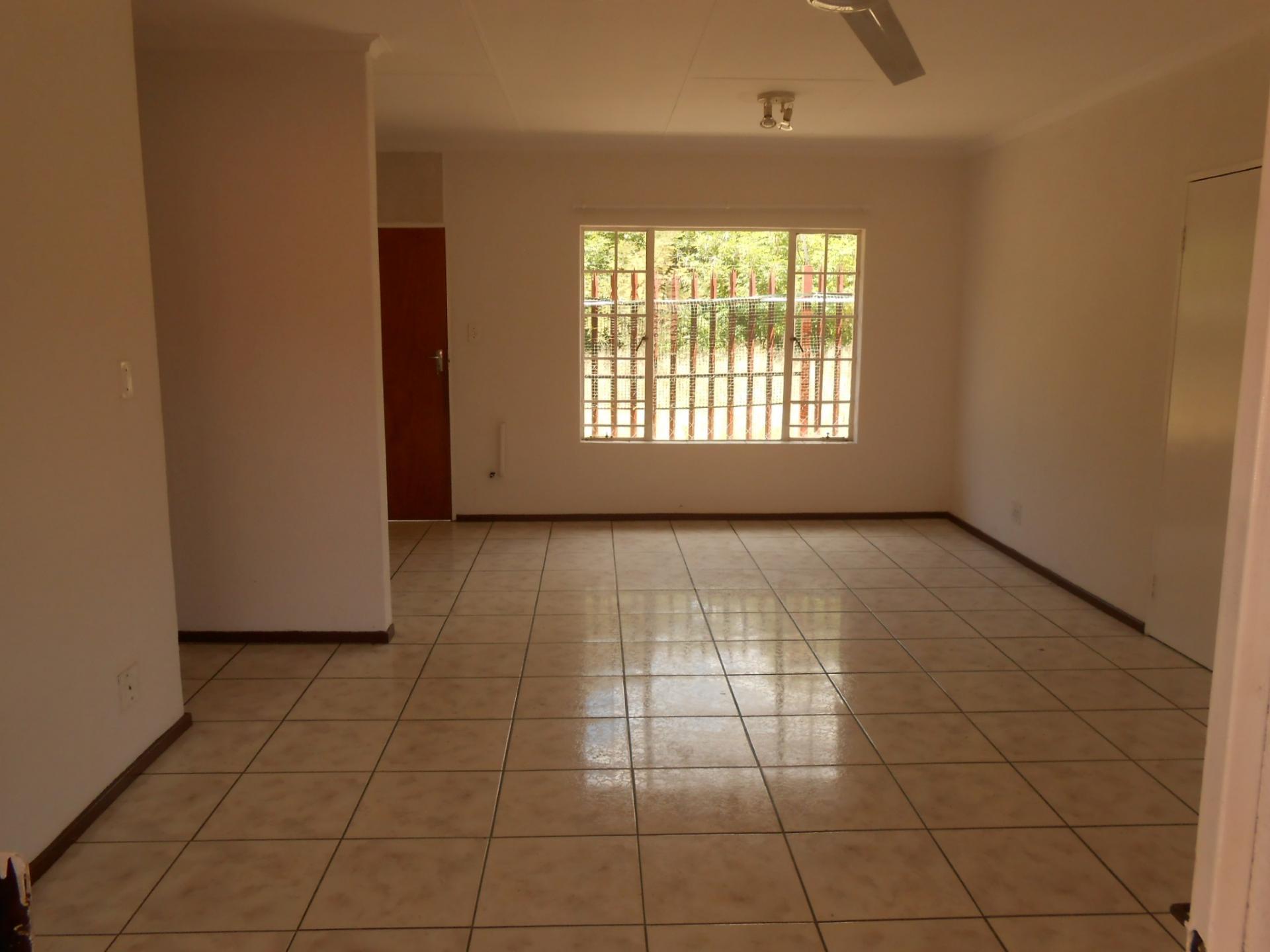 Lounges - 16 square meters of property in Safarituine