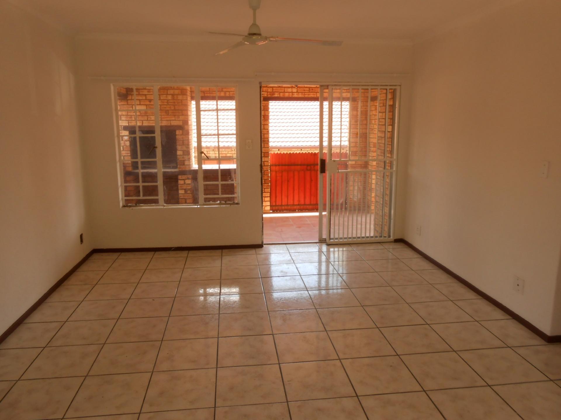 Lounges - 16 square meters of property in Safarituine