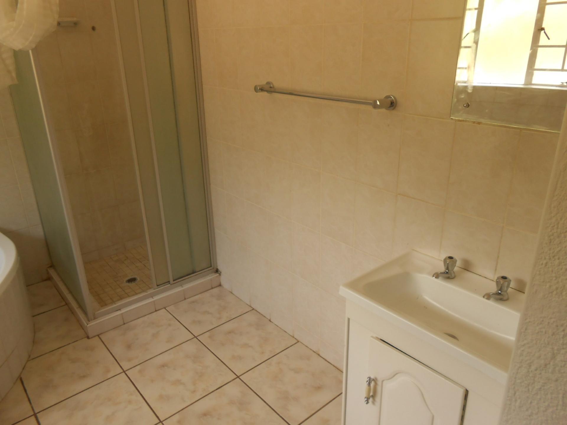 Main Bathroom - 8 square meters of property in Safarituine