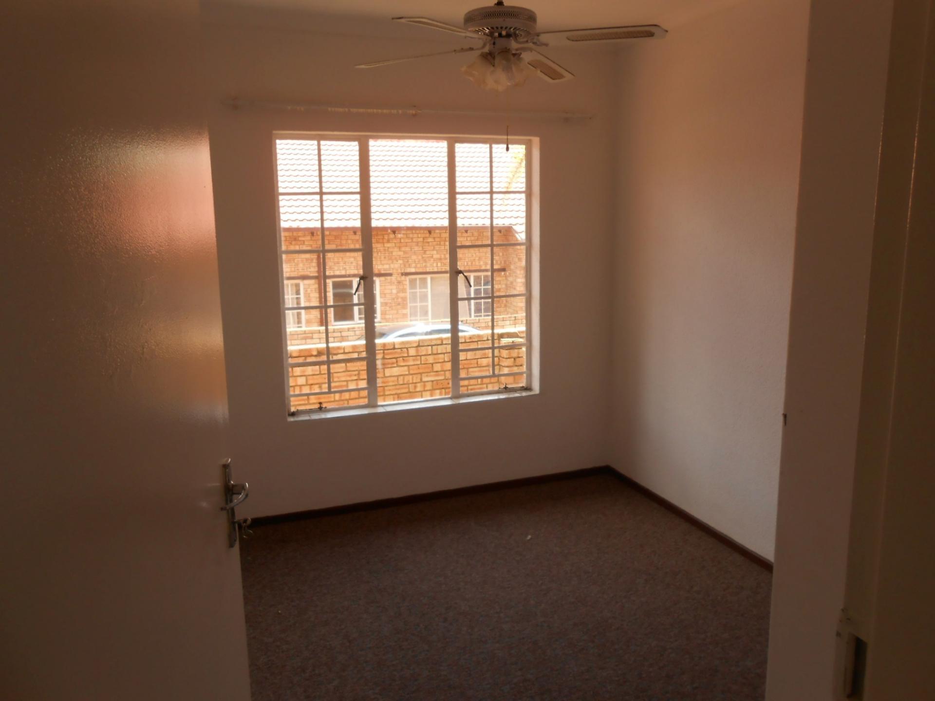 Bed Room 1 - 8 square meters of property in Safarituine