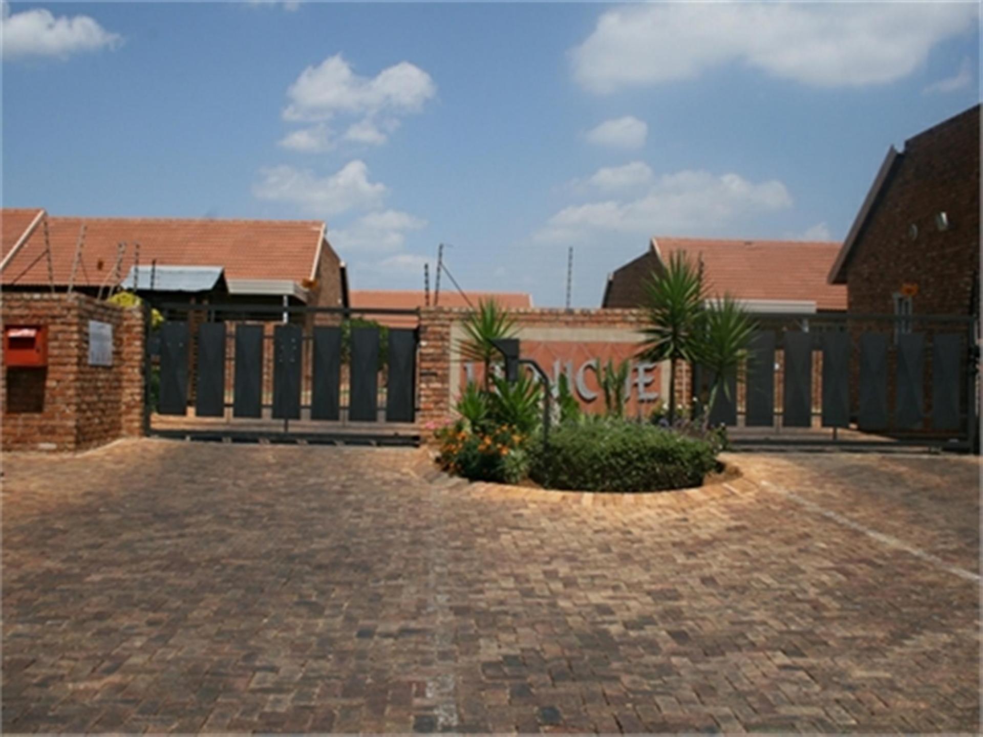 Front View of property in Rooihuiskraal North