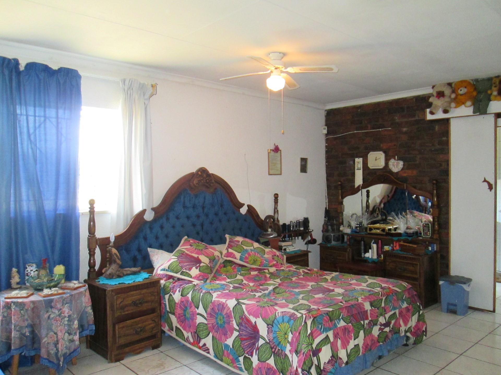 Main Bedroom - 24 square meters of property in Buyscelia AH