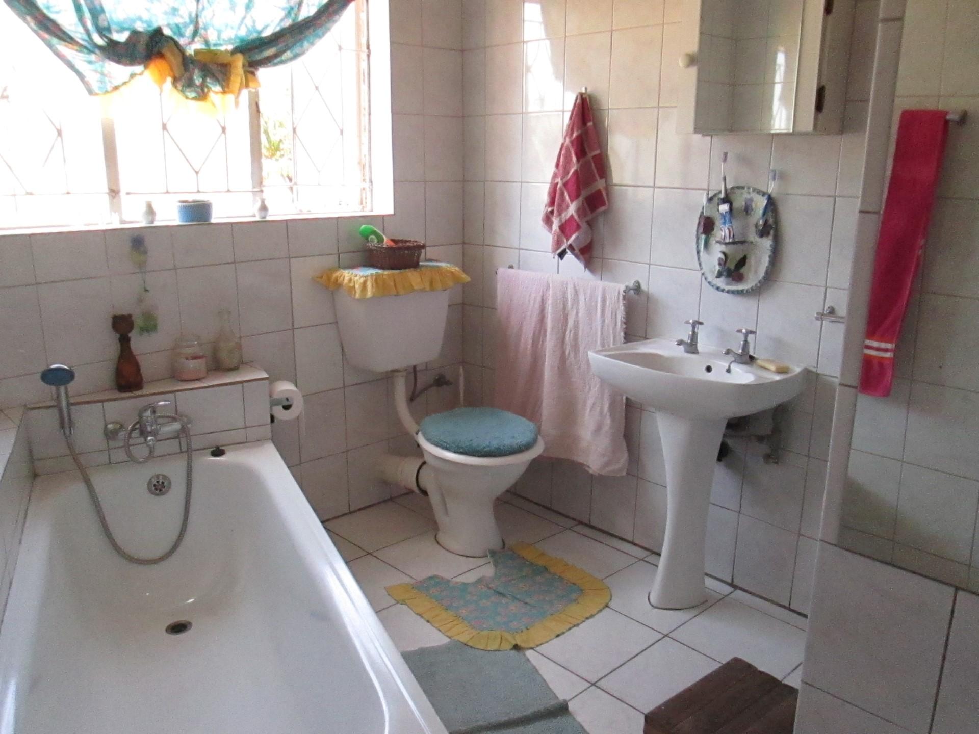 Main Bathroom - 7 square meters of property in Buyscelia AH