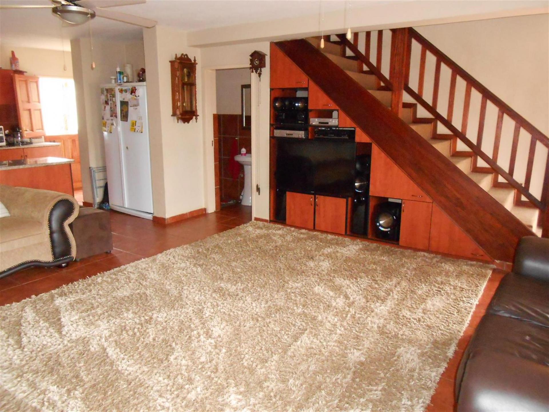 Lounges - 35 square meters of property in Safarituine