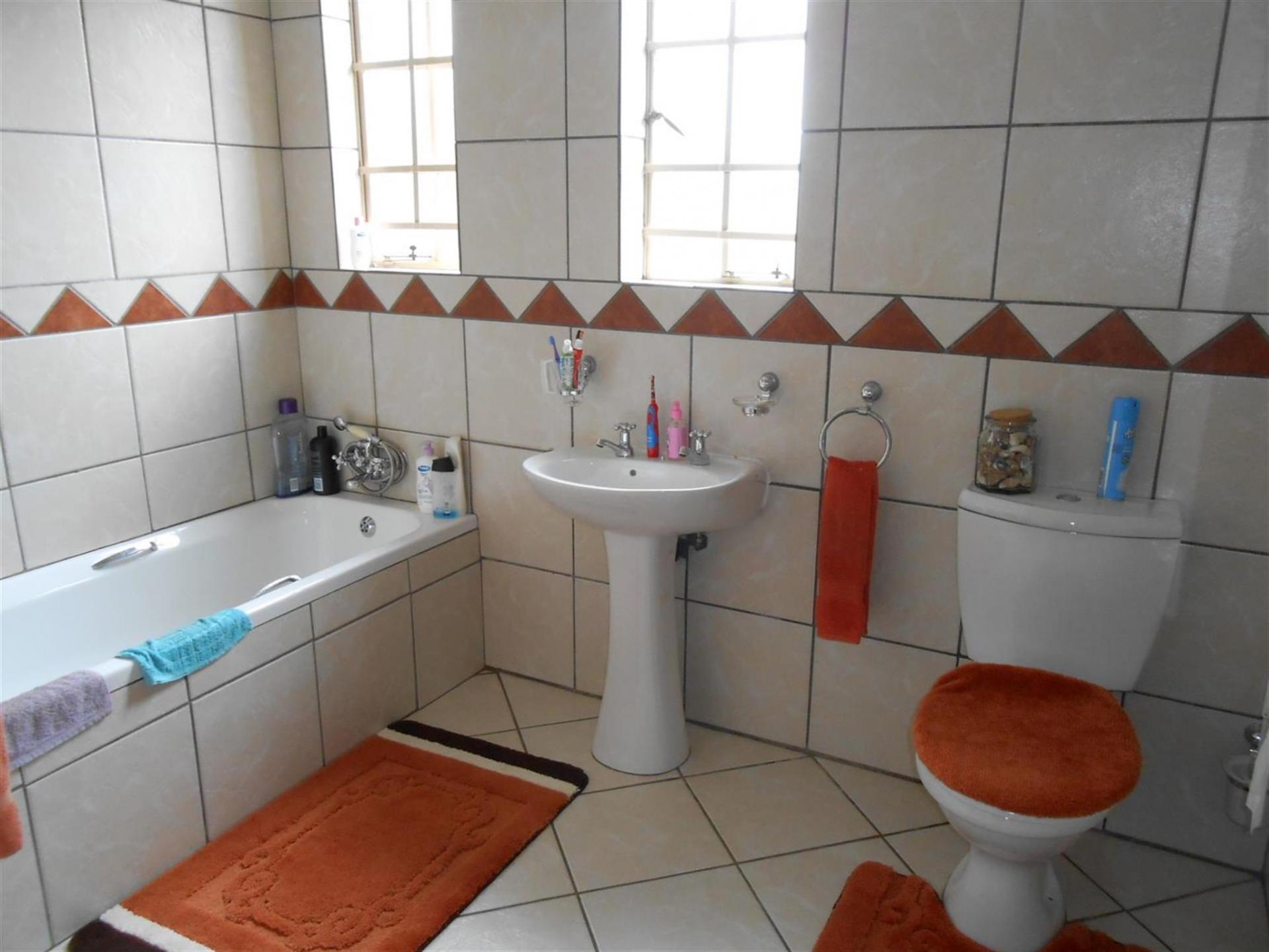 Bathroom 2 - 6 square meters of property in Safarituine