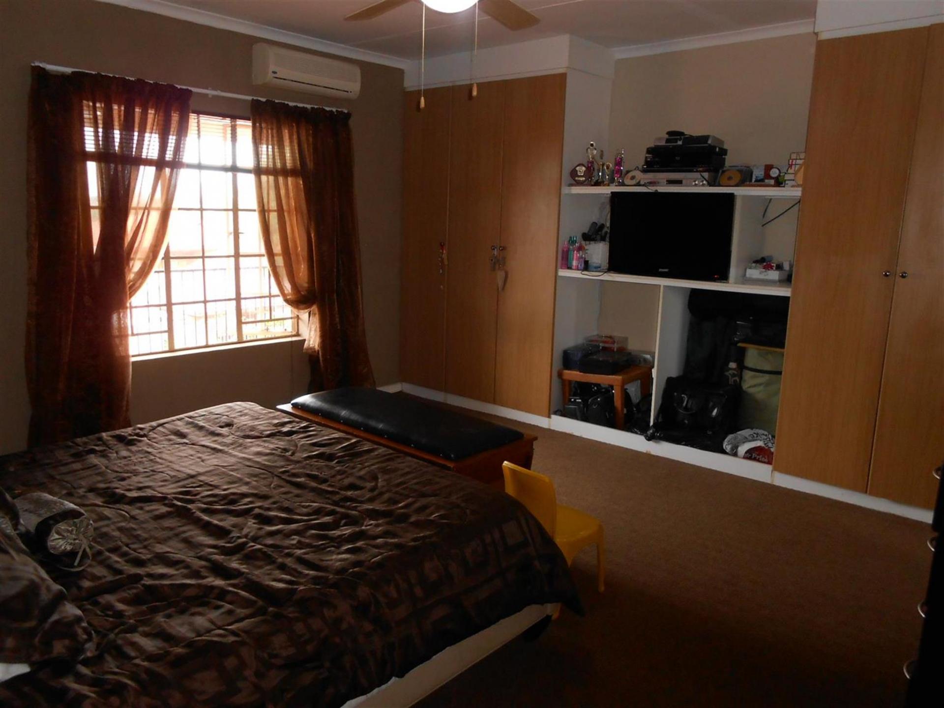 Main Bedroom - 25 square meters of property in Safarituine