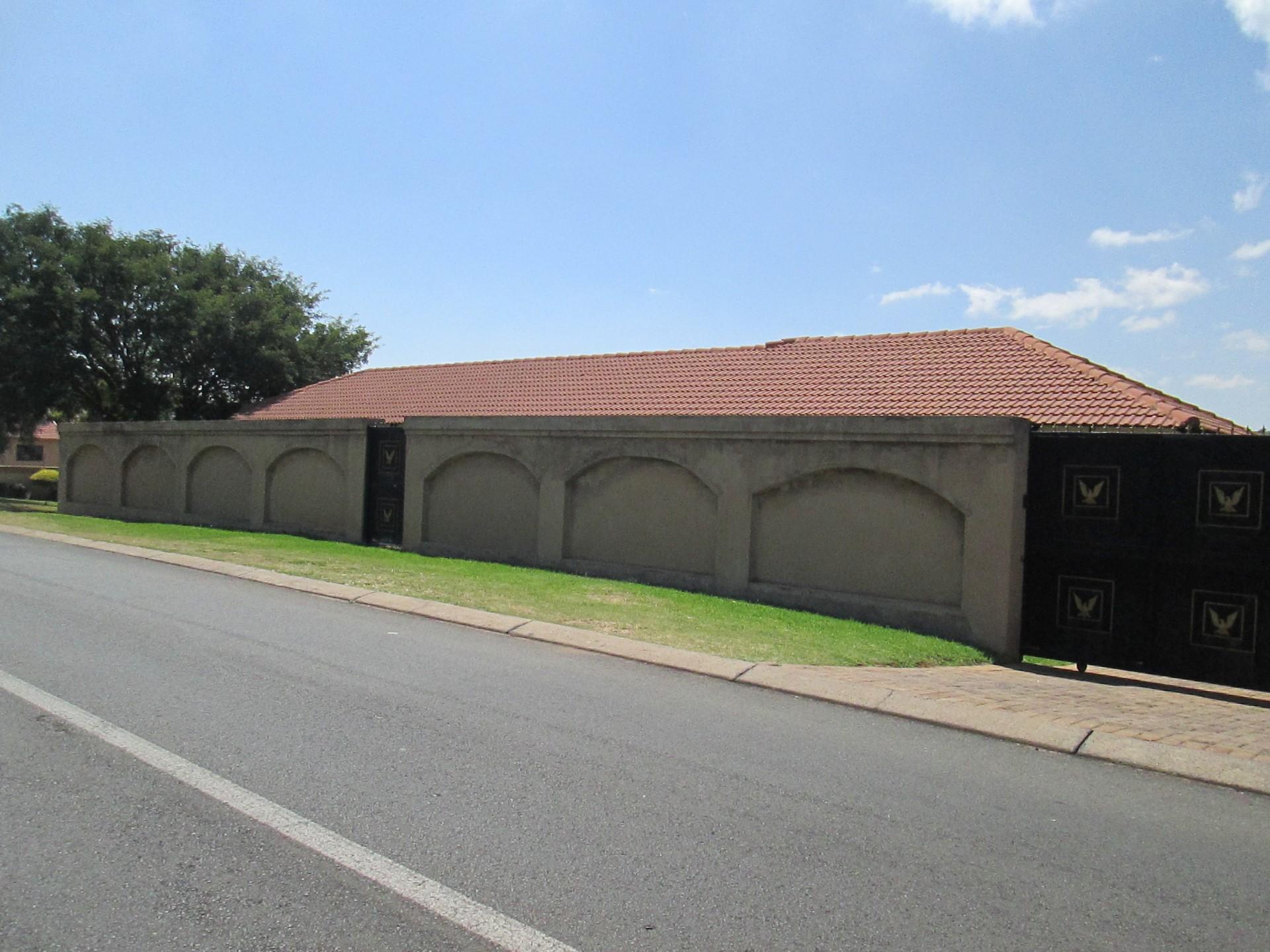 Front View of property in Glenvista