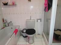 Main Bathroom - 13 square meters of property in Three Rivers