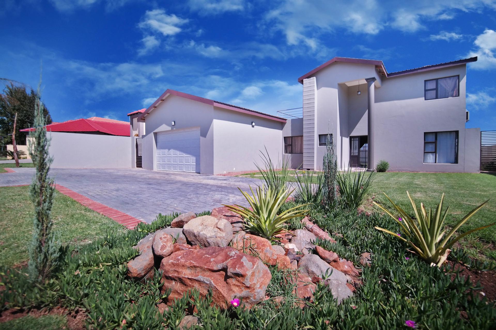 Front View of property in Willow Acres Estate