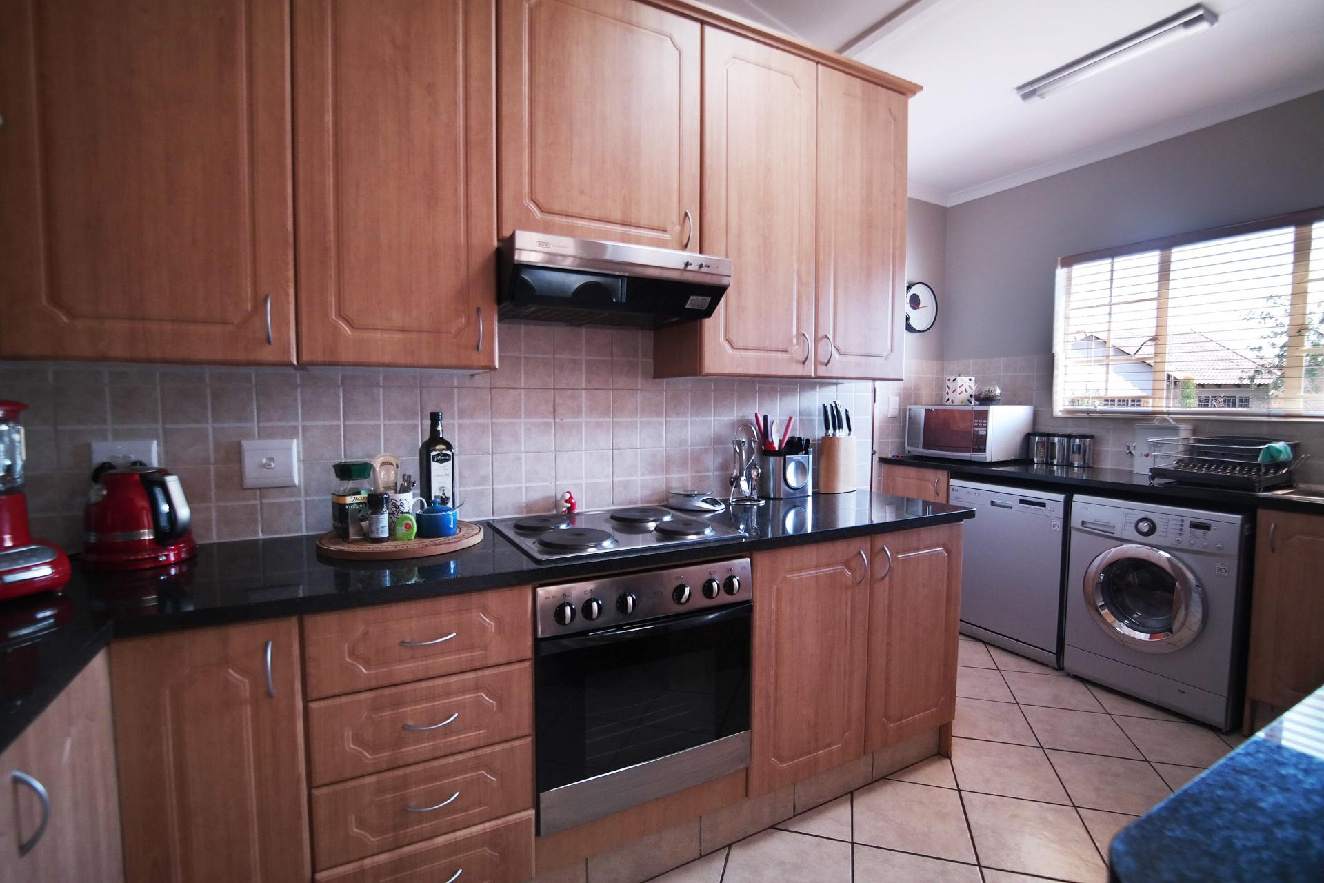 Kitchen - 11 square meters of property in The Wilds Estate