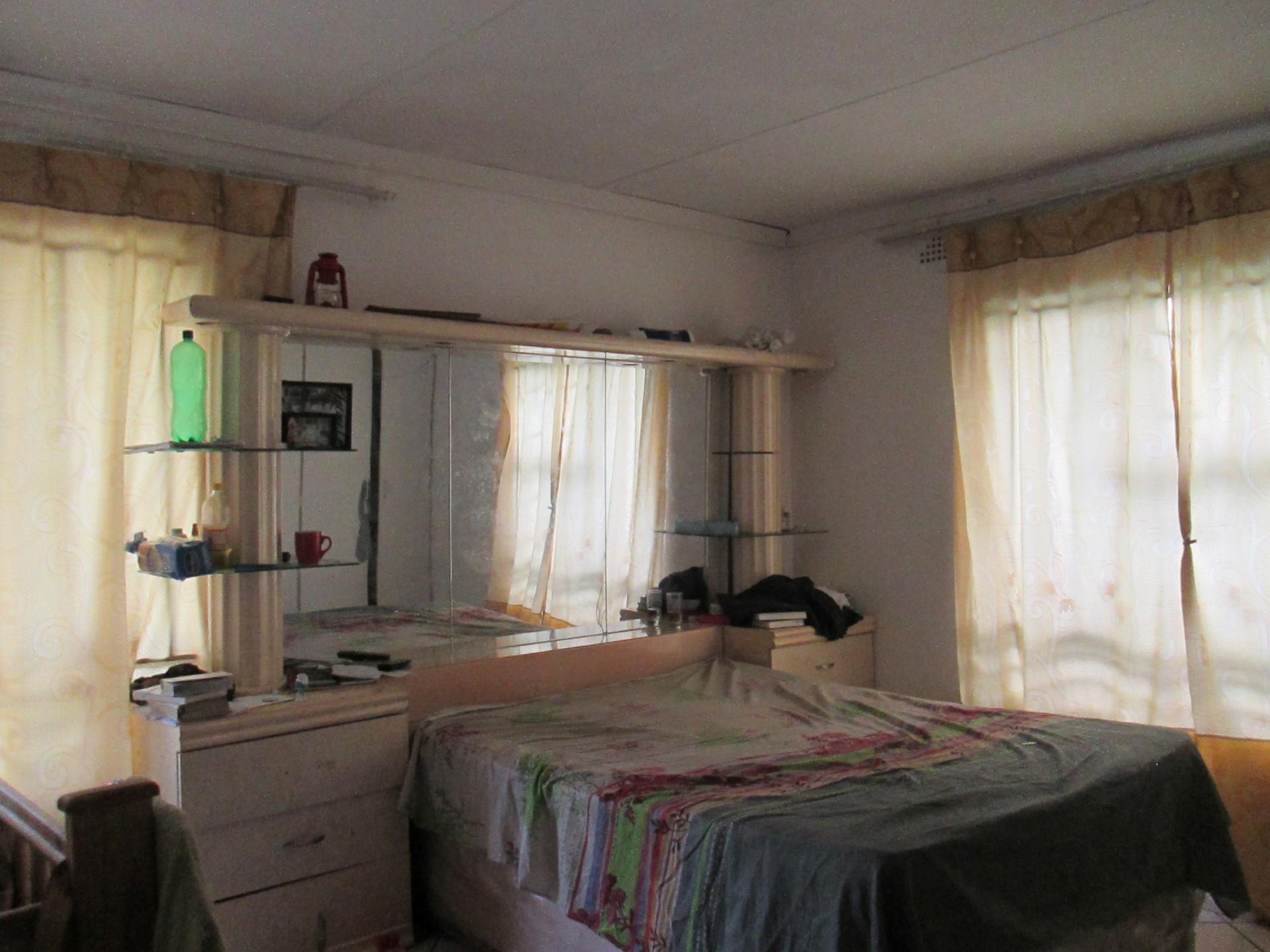 Main Bedroom - 19 square meters of property in Vanderbijlpark
