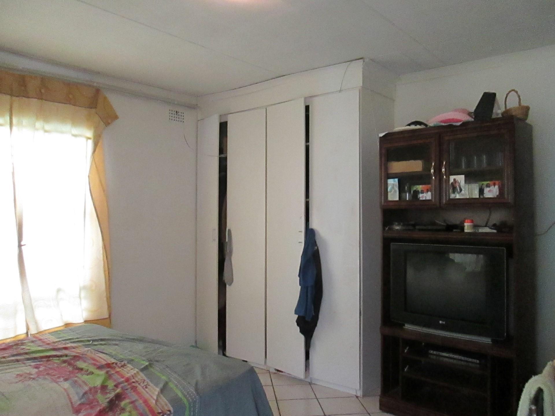 Main Bedroom - 19 square meters of property in Vanderbijlpark