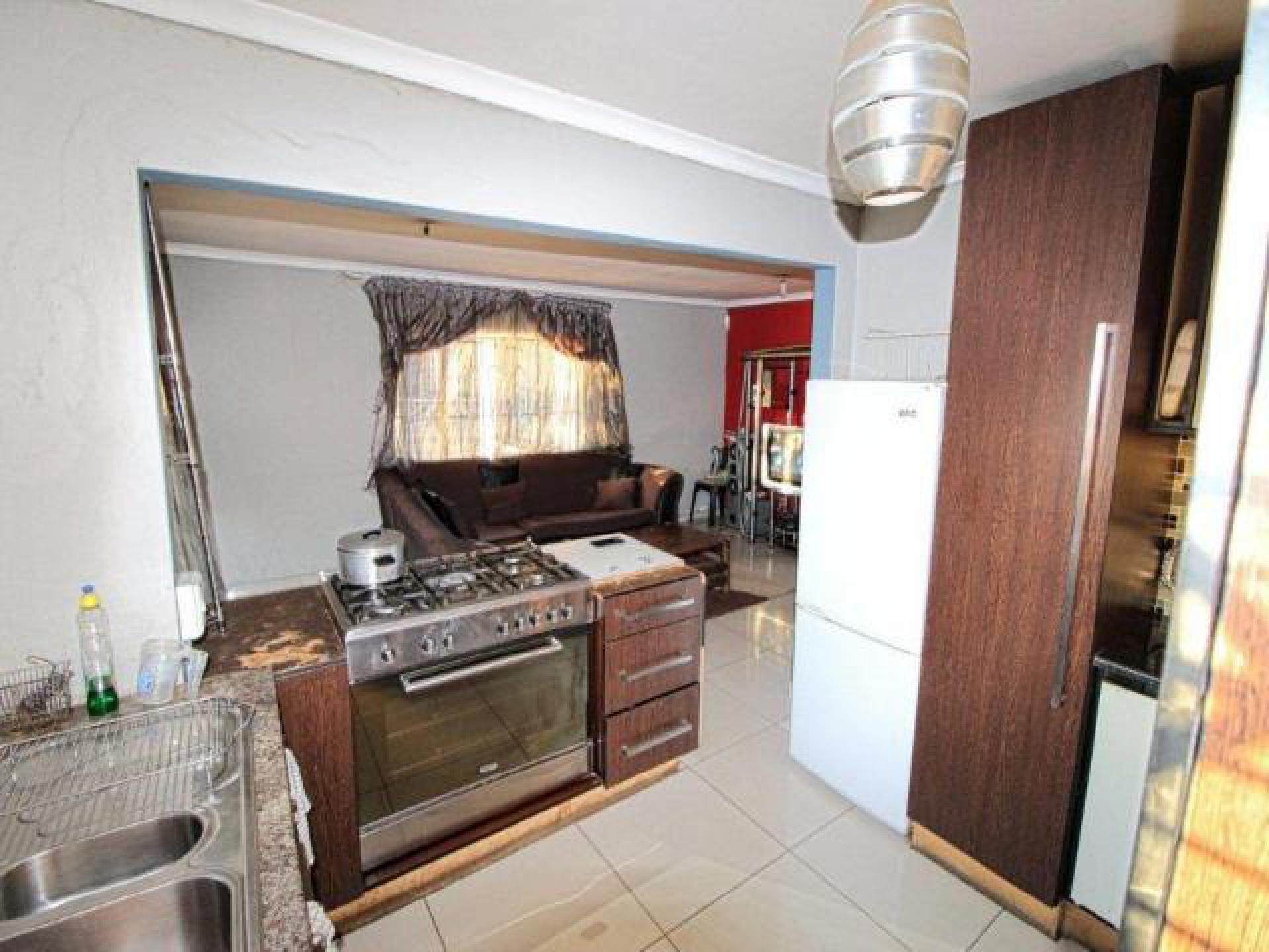 Kitchen of property in Daveyton