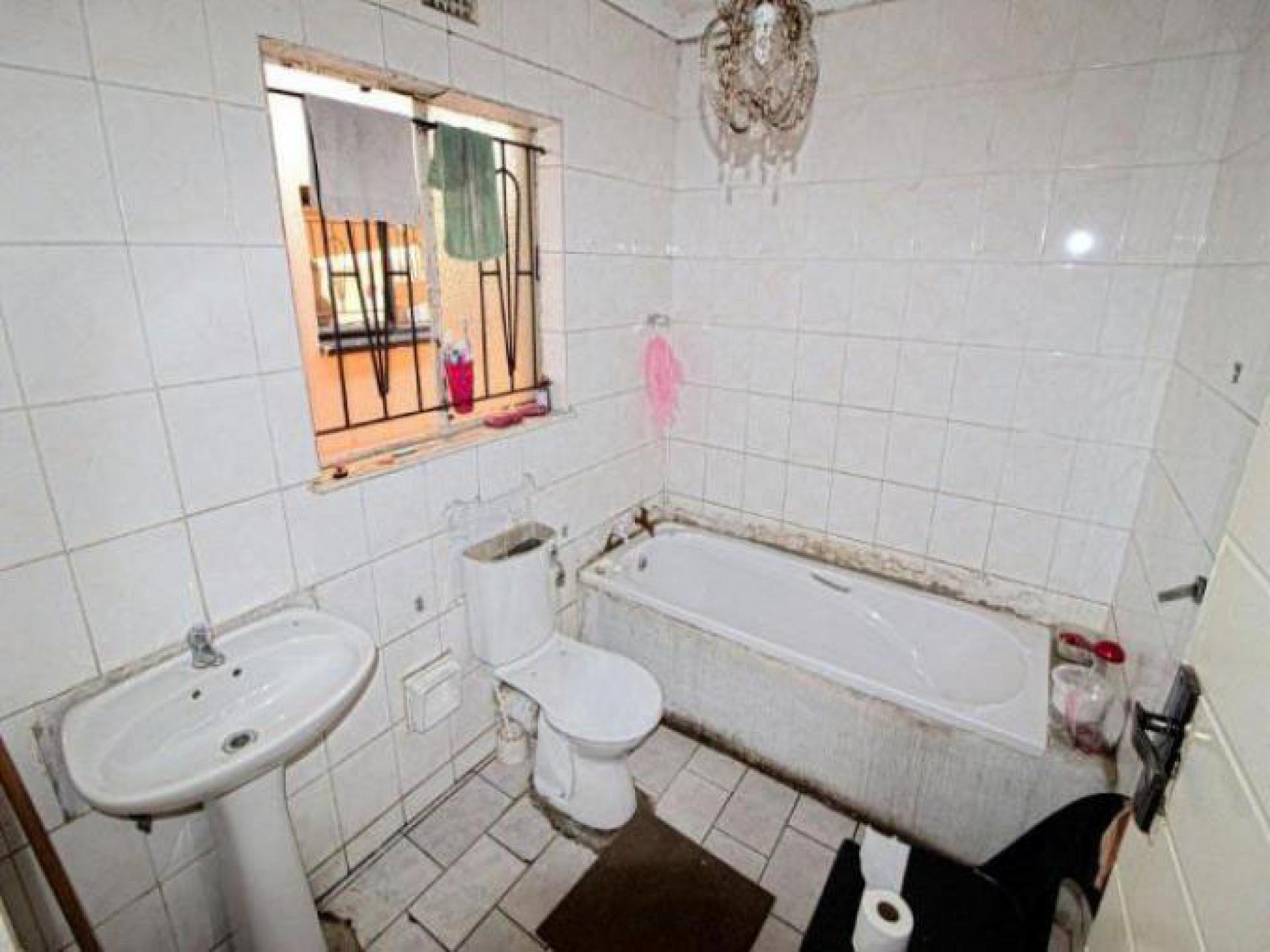 Bathroom 1 of property in Daveyton