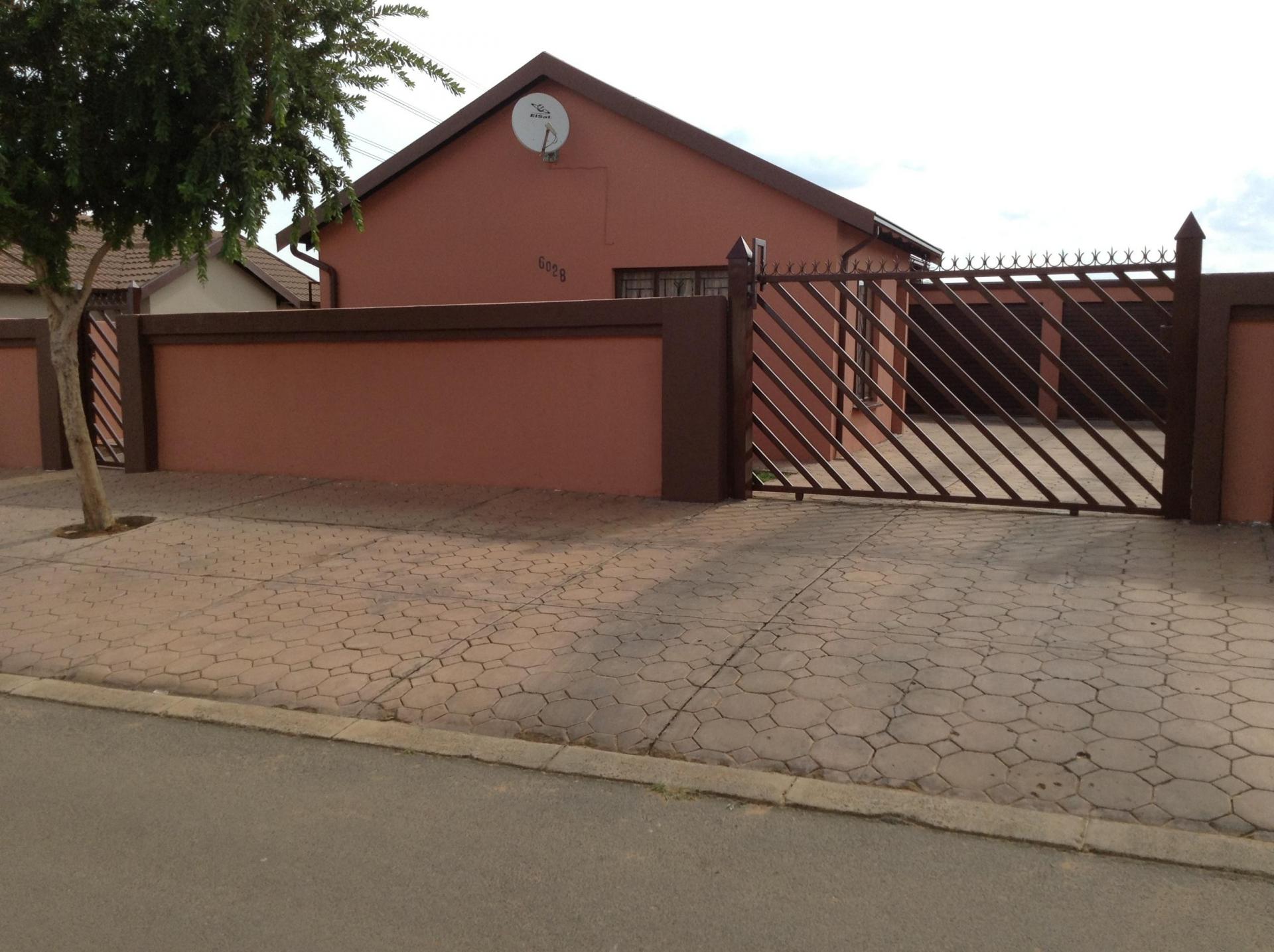 Front View of property in Soshanguve