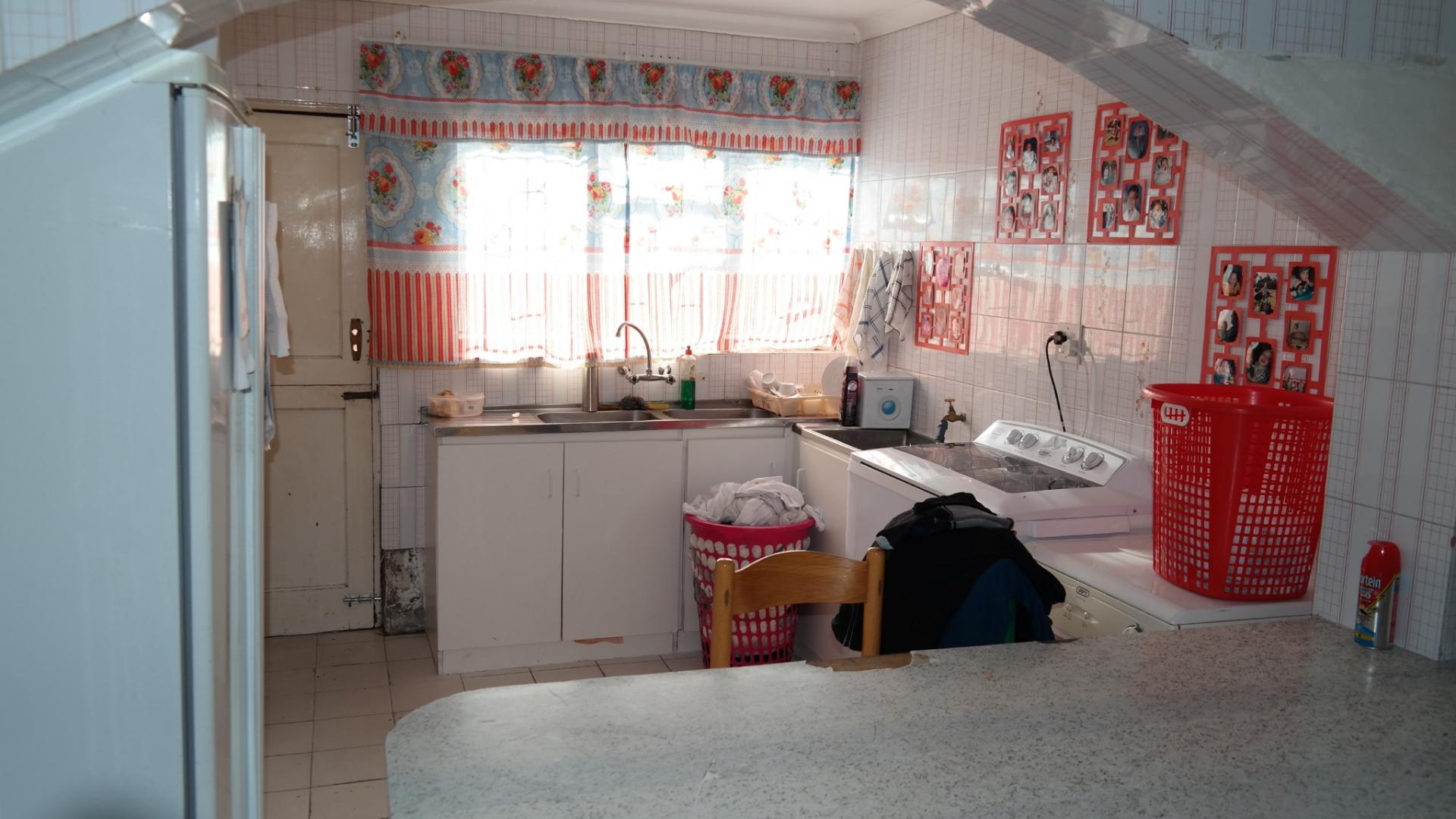 Kitchen - 29 square meters of property in Cravenby