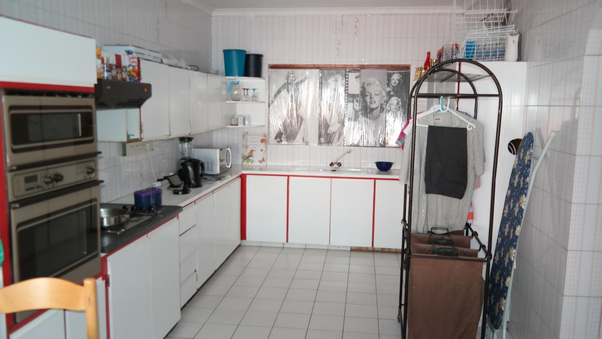 Kitchen - 29 square meters of property in Cravenby