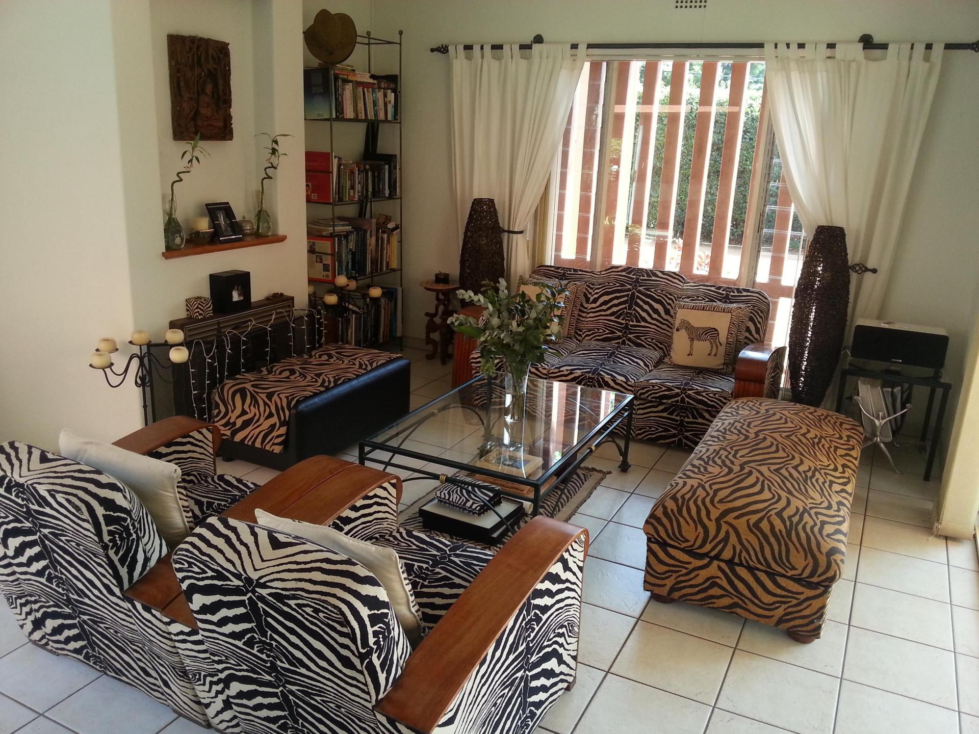 Lounges - 38 square meters of property in Bedfordview