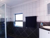 Bathroom 2 - 10 square meters of property in Woodhill Golf Estate