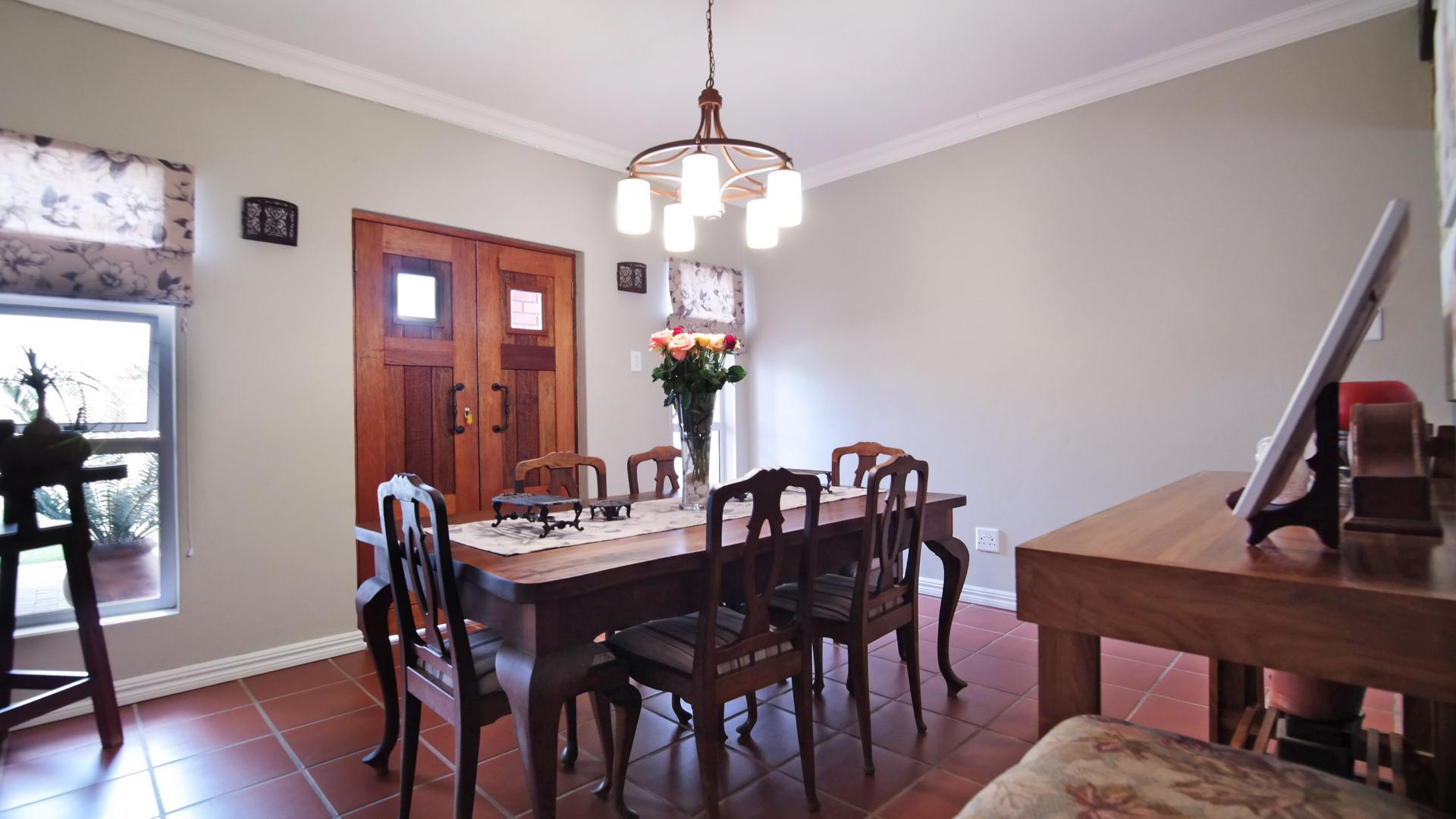 Dining Room - 17 square meters of property in The Meadows Estate