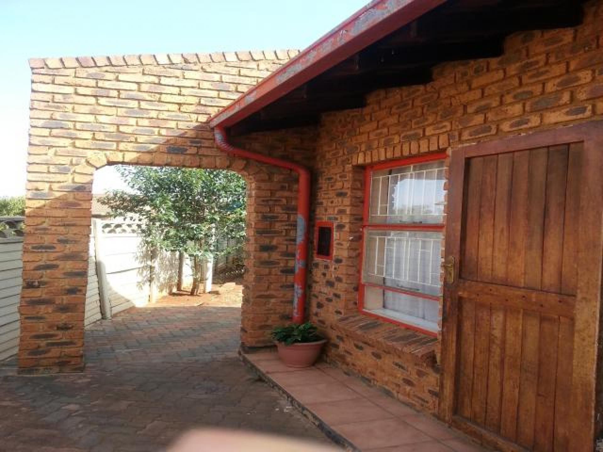 Front View of property in Spruitview