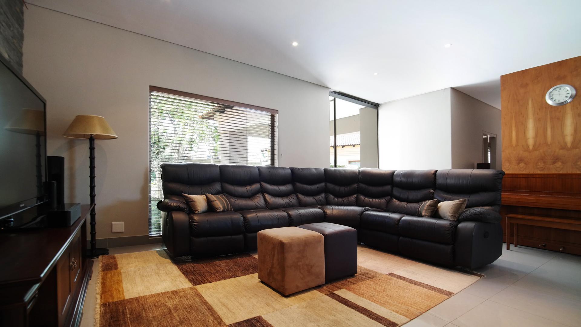Lounges - 35 square meters of property in Woodhill Golf Estate