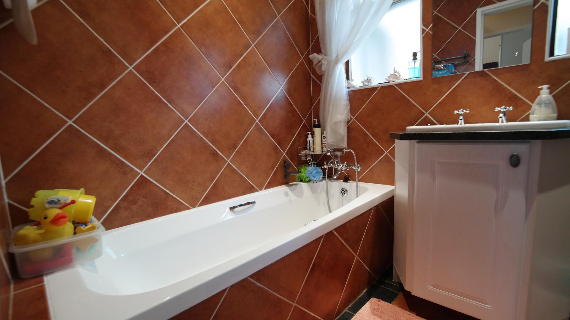 Bathroom 1 - 5 square meters of property in Boardwalk Meander Estate