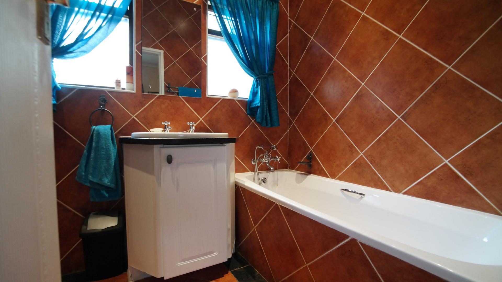 Main Bathroom - 5 square meters of property in Boardwalk Meander Estate