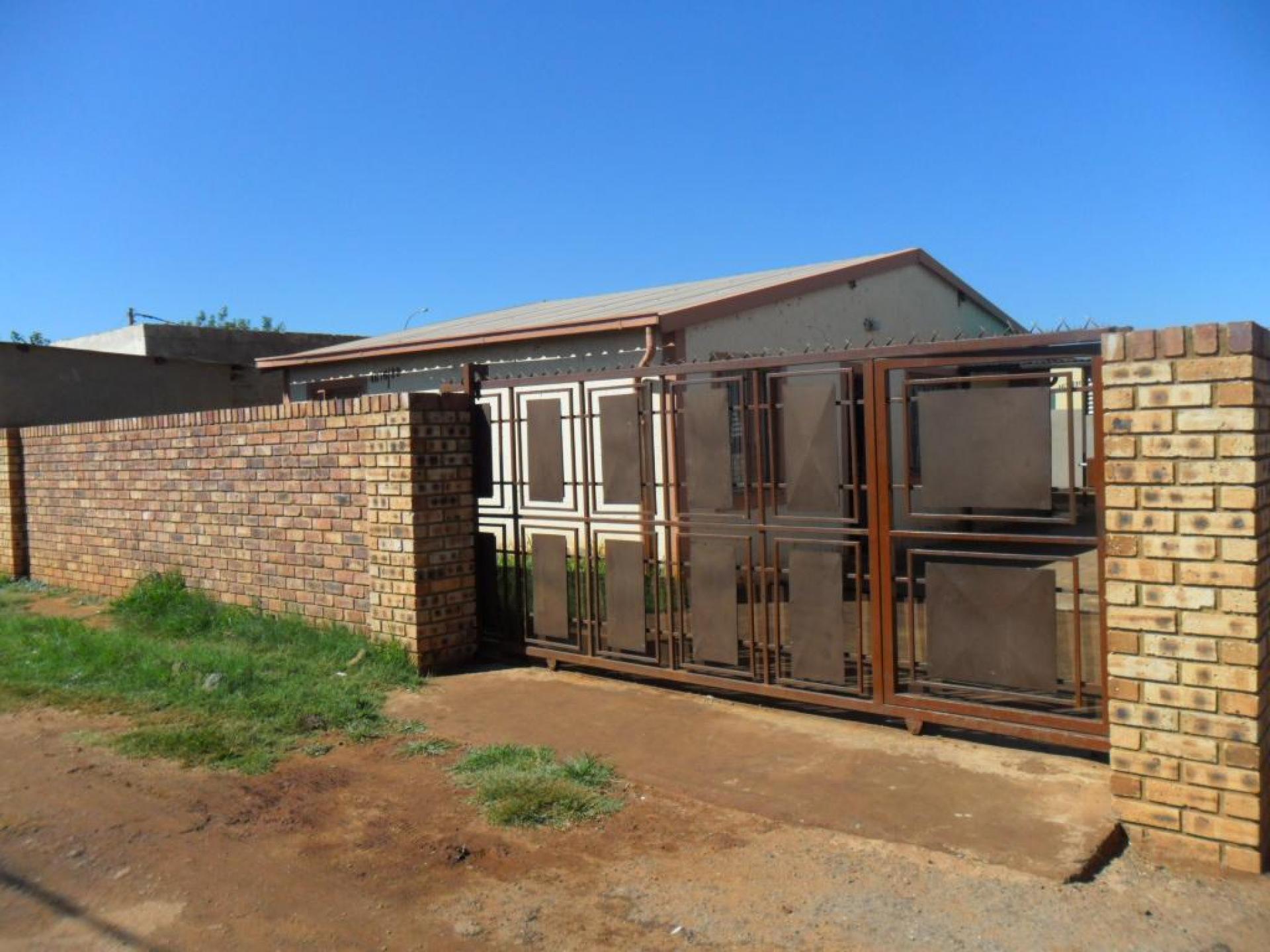 Front View of property in Roodekop