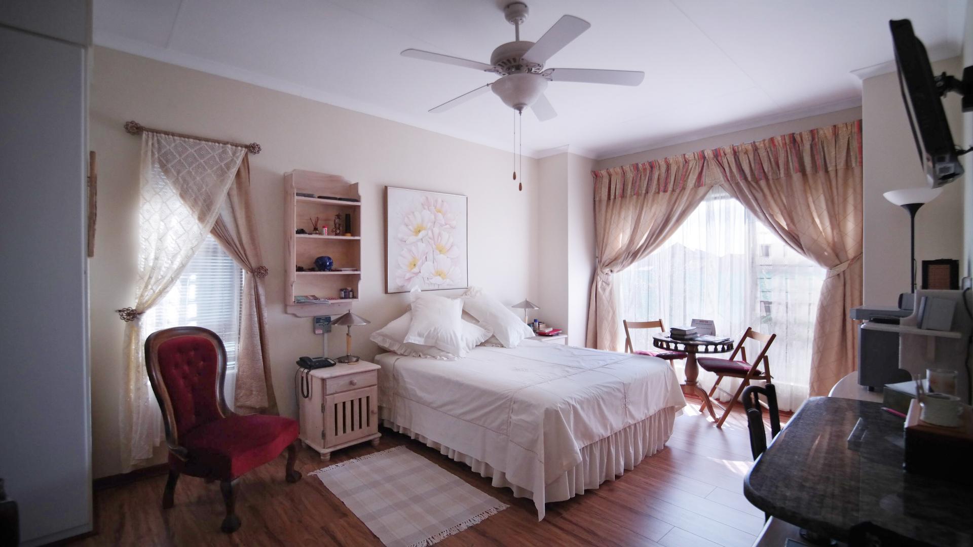 Main Bedroom - 21 square meters of property in The Meadows Estate