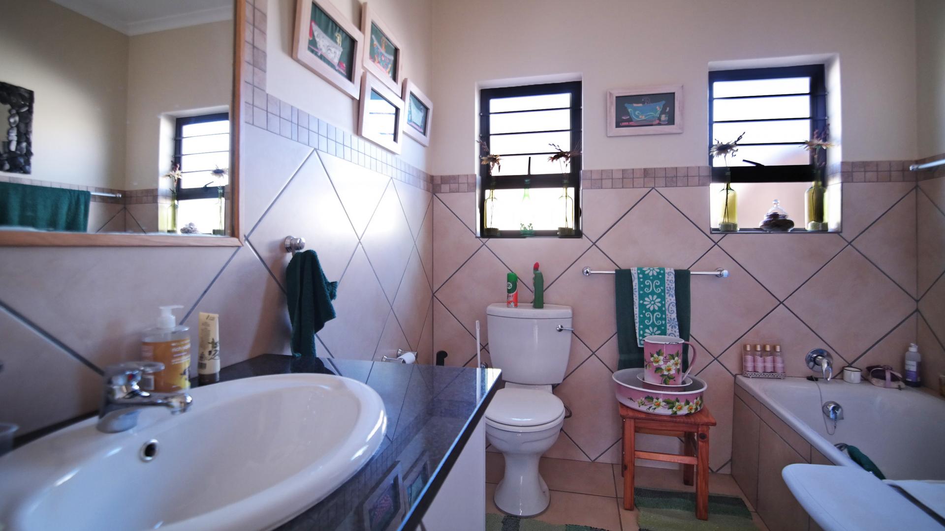 Bathroom 1 - 5 square meters of property in The Meadows Estate