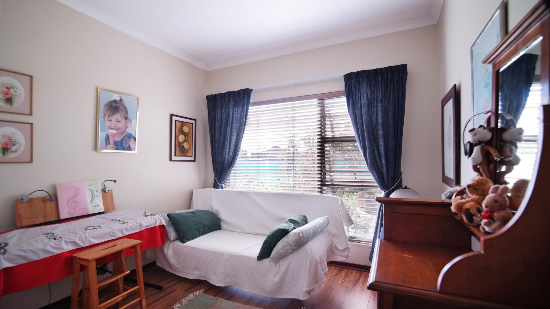 Bed Room 1 - 10 square meters of property in The Meadows Estate