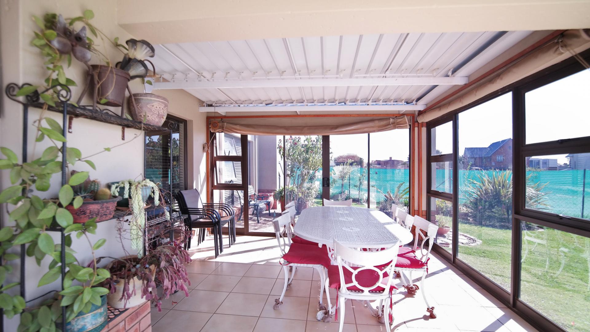 Patio - 25 square meters of property in The Meadows Estate