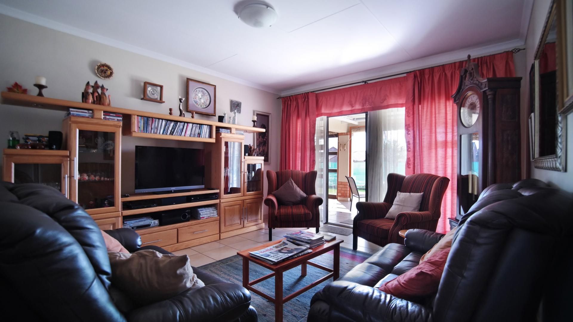 TV Room - 23 square meters of property in The Meadows Estate